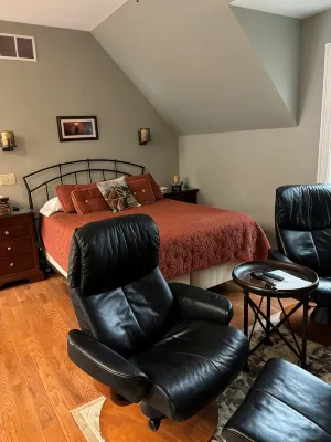 Charming Saratoga studio '09: walk to track, SPAC, downtown! Private entry/deck. - Apartments