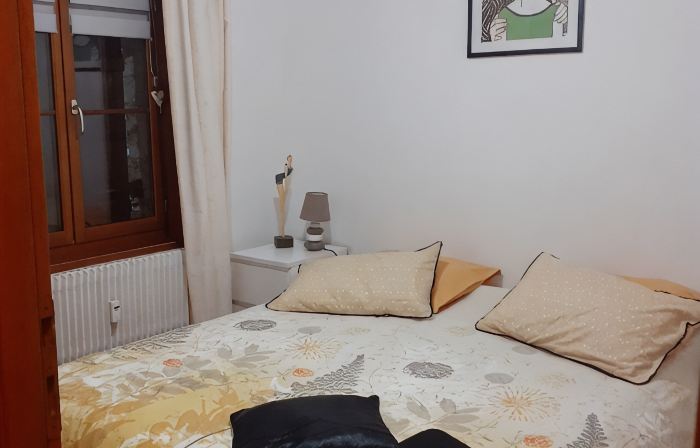 Apartment with parking in the medieval city, 100 m from the quay, shops.