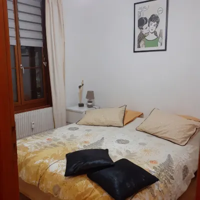 Apartment with parking in the medieval city, 100 m from the quay, shops.