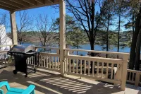 Stylish 3/2 Home • Boat Slip • Lake Access • Lake View! King Beds • Central Loc - Jacuzzi