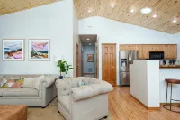 Cardinal Landing Cabin in Torreon w/AC, Furnished Deck, Grill & Firepit - Chalets