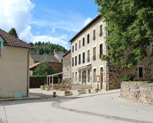 Logis Hotel Auberge de l'Allagnonette カンタルのホテル