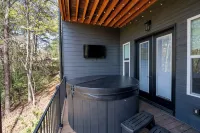 Helen TreeTop Lodge:  Rustic Luxury/Breathtaking Views/Ultimate Amenities - Hot Tub