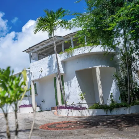 Expansive views of the south coast shopping and entertainment all within 10 min walk.