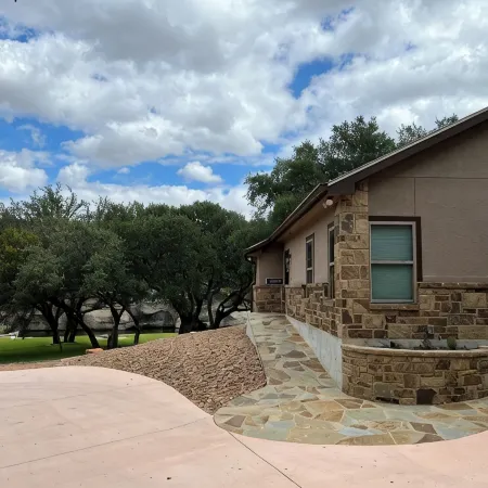 Cosy 1-bedroom cottage with spring-fed creek and spectacular views
