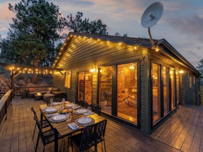 Bailey Treetop Retreat: Spacious, Hot Tub, Pool Table, Yoga, Family, Views