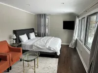 2Br, 2 King Beds, 1 BA, and Kitchenette in Lakeside Home in Greenwich. - Wifi
