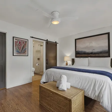 Elegant and Stylish Glenmoor Abode - 5 Min to Town