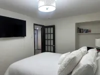 NEW Modern Secondary Suite w/Private Office, Chefs Kitchen and 2nd workspace Hotels near Seton