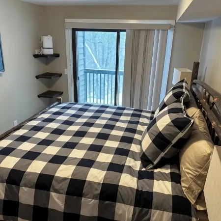 Charming Ski Condo- Steps from the slopes!