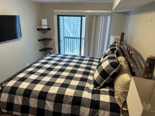 Charming Ski Condo- Steps from the slopes! - 4-Star