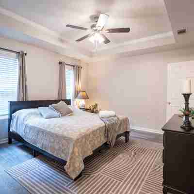 Upscale GAME ROOM, Movie Theater, Arcade, Fire Pit, 4BD/2BA Home with WIFI Rooms