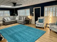 3-bedroom immaculate home in lovely Melbourne with WiFi, fitness room, AC - مطابخ