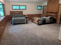 4-bedroom Rustic secluded cabin in fabulous Bedford with WiFi