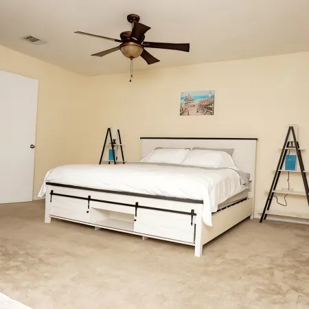 Charming 3-bedroom 6 beds. 2.5 bath. Pools access house with WiFi and AC in Kyle Hotels in Kyle