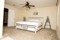 Charming 3-bedroom 6 beds. 2.5 bath. Pools access house with WiFi and AC in Kyle