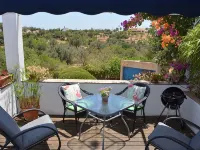 Small apartment in a quiet location with two private terraces and sea views Hotels in Quelfes