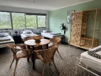 Sow and Piglets Guesthouse - Hostels