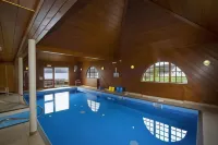 Holly Tree Hotel, Swimming Pool & Hot Tub - Pool