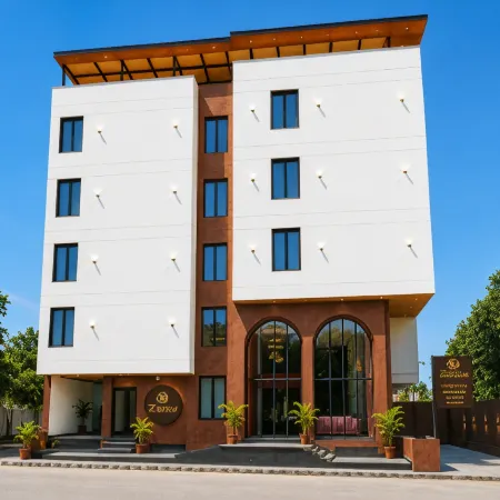Hotel The Aureum (A Unit of Sandy Blossom) Отели рядом с достопримечательностью «Гулаб Баг и Зоопарк»