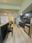 Posh Studio, King Bed, Prime Location with Free Parking - Bungalows