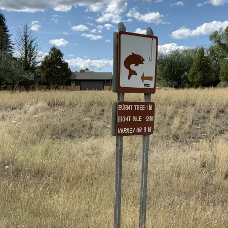 Ennis, MT: Conveniently located vacation cabin
