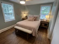 Cheerful, Newly Renovated Cottage close to Newport w/ hot tub!