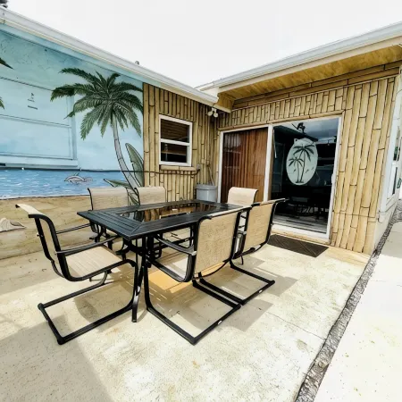 Clearwater Vacation Paradise Home Pool & Hot Tub, Outside Bar- TV, Pets welcome