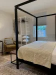 Steps from Downtown Mystic / Newly Renovated Modern Apartment - 4-Sterne