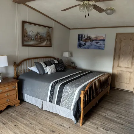 King Size Bedroom/ Outdoor Fire Pit, Game Room. Cozy Getaway Cottage カイロのホテル