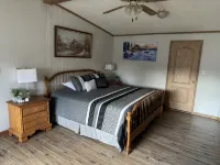 King Size Bedroom/ Outdoor Fire Pit, Game Room. Cozy Getaway Cottage