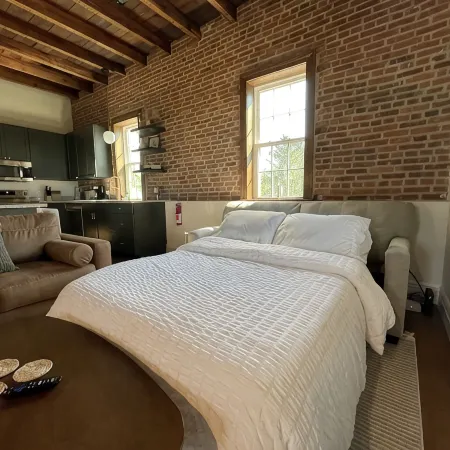 Newly renovated 1800’s one room schoolhouse with modern comforts and a hot tub!