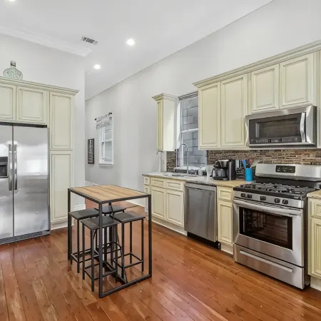 Historic NOLA Home between Magazine and Tchoupitoulas Pet Friendly
