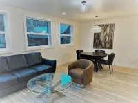Outlaw Inn Unit 4.  Newly Remodeled large unit! 2 minutes walk to Main Street. - Balkon