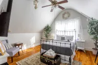 Renovated 2BR Retreat / Modern Comforts Included - Wifi