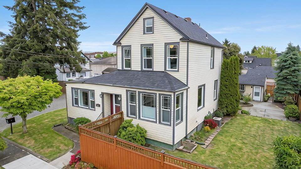 Family compound in North Tacoma! Large house, guest house, game room, koi pond!