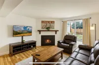 Mountainside Condo: King Bed/Hot Tub/On Free Bus Route/Fireplace - Homestays
