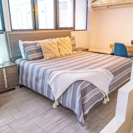 Steps to the beach, 5 mins to airport, cozy and modern, excellent location!