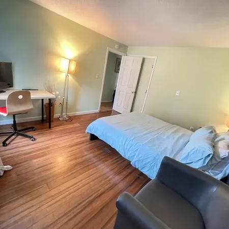 Spacious, comfortable rooms near beach & Newport