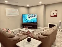 Cozy 2 bedroom basement with 2 beds, kitchen, 75’’ TV and bathroom - บังกะโล