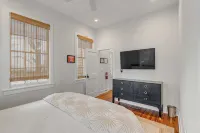 The Saint's Suite - brand new 3 Bed/3 EnSuite Bath, 1 Block to King - Condos