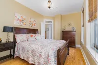 Perfect Location:  Historic Downtown  Guesthouse - บังกะโล