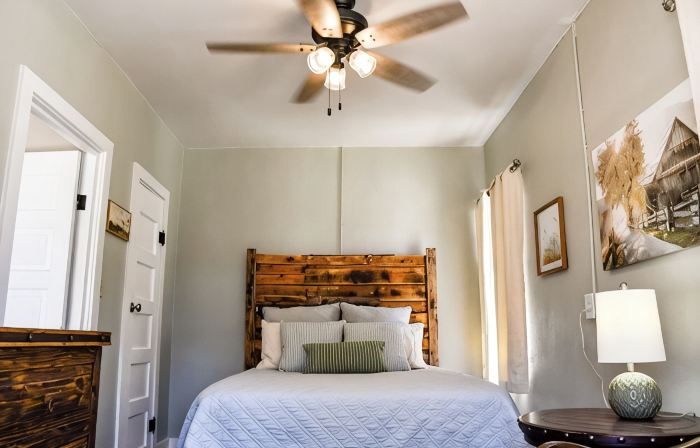 3 Bedroom, 1 Bath rock cottage in Walking Distance to Downtown Alpine