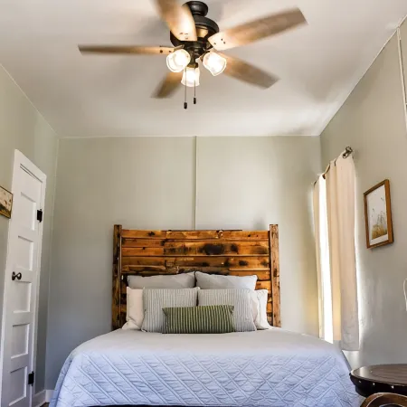 3 Bedroom, 1 Bath rock cottage in Walking Distance to Downtown Alpine