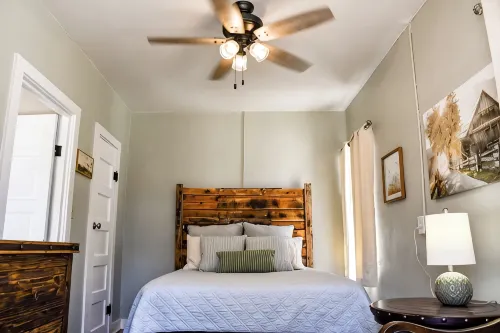 3 Bedroom, 1 Bath rock cottage in Walking Distance to Downtown Alpine - Gym