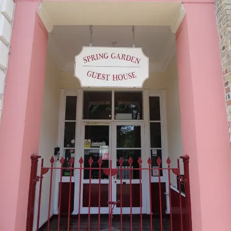 Spring Garden Guest House Отели рядом с достопримечательностью «Корабль-музей HMS Victory»