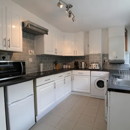 3BR Victorian Cottage with garden, close to Windsor and Heathrow