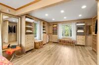 Charming 2-bedroom house on 2 dog friendly landscaped acres in lovely Chester - 부티크