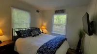 Cozy Lakehouse on Quiet Cove - Homestays