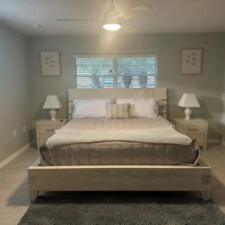 Charming 2-bedroom house with AC, WiFi on canal with Lake June access!